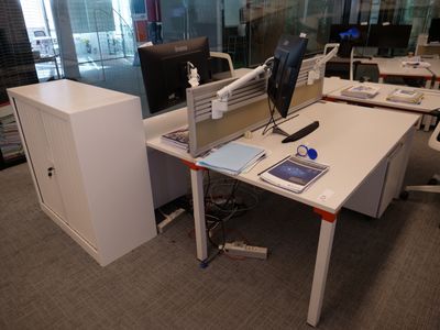un bureau équipé d'un écran d'ordinateur et d'une imprimante