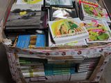 une caisse remplie de livres posée sur le trottoir