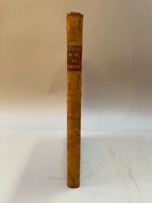 un vieux livre posé sur une table en bois