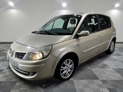 une photo d'une petite voiture beige garée dans un garage