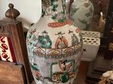 un vase posé sur une table dans une pièce
