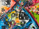 des graffitis sur un mur orné de nombreux motifs différents