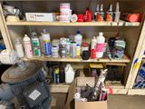 Il y a de nombreux types de peinture différents sur les étagères de ce garage