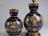 une paire de vases bleus ornés de motifs dorés et bleus