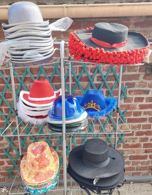 lot de 78 chapeaux neuf