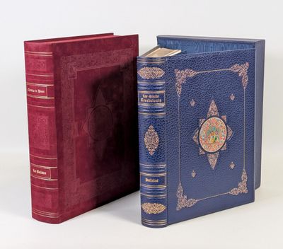 deux livres posés l'un à côté de l'autre sur une surface blanche