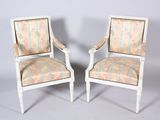deux chaises blanches avec un revêtement rembourré, rembourré, rembourré, rembourré, rembourré, rembourré, rembourré, rembourré