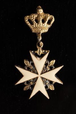 une image représentant une médaille blanche et dorée surmontée d'une couronne