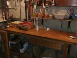 une image d'un établi dans un garage