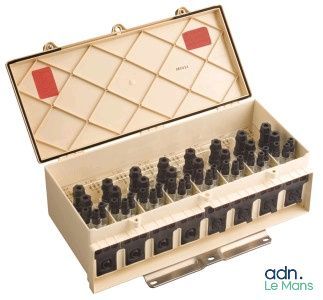 une boîte en bois contenant un jeu d'échecs
