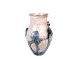 un vase orné d'un oiseau sur fond blanc