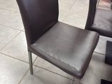 un fauteuil en cuir marron posé à même le sol