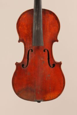 un vieux violon avec un archet accroché à son dos