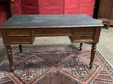 un petit bureau au plateau noir posé sur un tapis