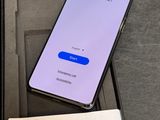 une boîte ouverte contenant un téléphone, posée sur une table
