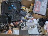 une boîte remplie d'objets posés sur le sol