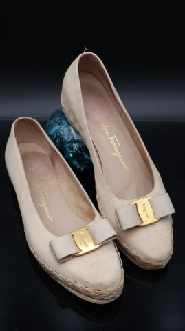 FERREGAMO : Paire de chaussure en toile taille 7, état d’usage