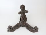 une petite statue représentant un garçon, posée sur une table
