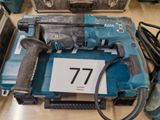 une perceuse filaire et un marteau perforateur filaire posés sur une table