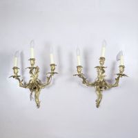 Paire d’appliques en bronze doré, à trois feux chacune.