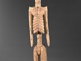 une figurine en bois représentant un homme avec un chapeau sur la tête