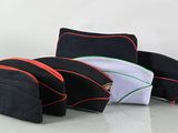 trois sacs noirs et rouges posés sur une table