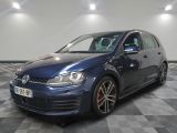 une Volkswagen Golf R-Line bleue garée dans un garage