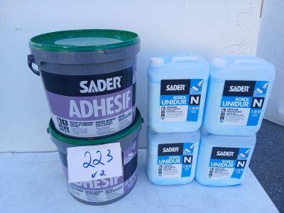 un seau de colle à côté d'un seau de peinture bleue