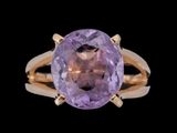 Gros plan sur une bague contenant une pierre violette