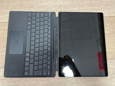 deux ordinateurs portables posés sur une table en bois