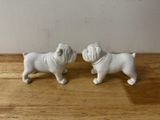 deux figurines représentant deux chiens posées sur une table en bois