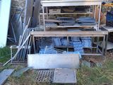 un tas de vieilleries devant un mur de briques