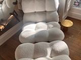 une chaise blanche placée devant un miroir
