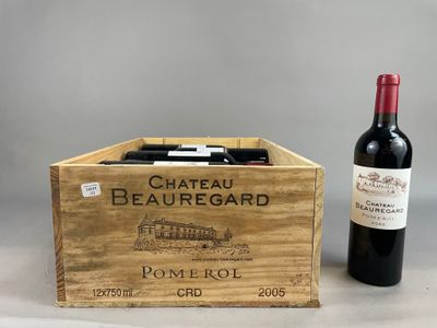 deux bouteilles de vin dans une caisse en bois, à côté d'une bouteille de vin