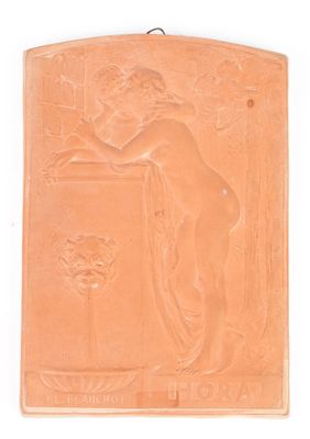 une plaque représentant une femme tenant un vase