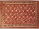 un tapis rouge et marron avec un motif dessus