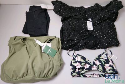 beaucoup de vêtements étalés sur une table