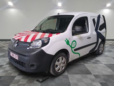 une petite camionnette blanche avec une bande rouge et blanche sur le côté