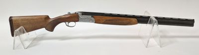 un gros plan d'un fusil au canon en bois posé sur un socle transparent