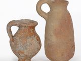 deux vases posés l'un à côté de l'autre sur une surface blanche