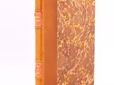 un livre marron dont la couverture marbrée se détache sur un fond blanc