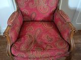 fauteuil rembourré à motif paisley rose, avec structure et accoudoirs en bois