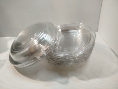 deux récipients en plastique transparent munis d'un couvercle, posés sur une surface blanche