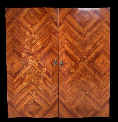 Une armoire en bois de rose marquetée