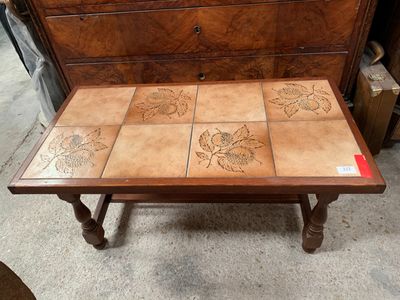 Table basse, le plateau en carreaux de céramique