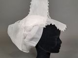un gros plan sur la tête d'un mannequin coiffée d'un chapeau blanc