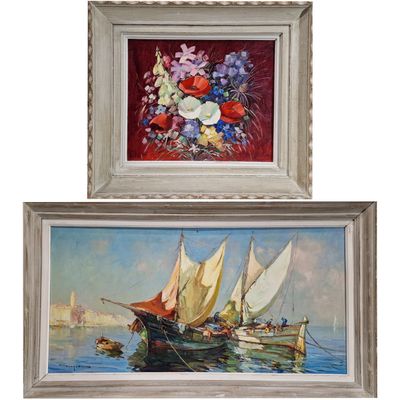 deux tableaux encadrés représentant des bateaux et des fleurs sur fond rouge