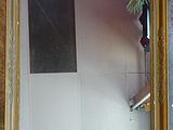 un miroir accroché au mur au-dessus d'un lavabo
