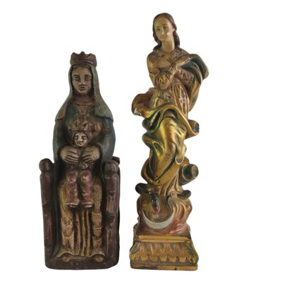 deux figurines représentant une femme et un enfant assis sur une chaise