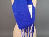 écharpe bleue à franges posée sur une tête de mannequin en vitrine